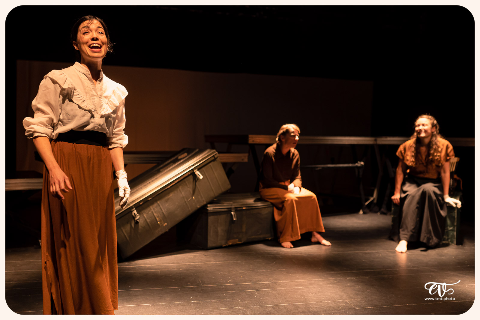 LA MESNIE H. - UN JOUR D'ÉTÉ